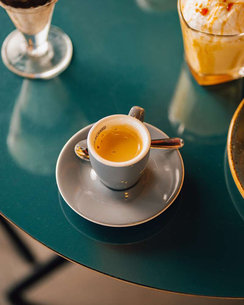 Café expresso sur une table verte