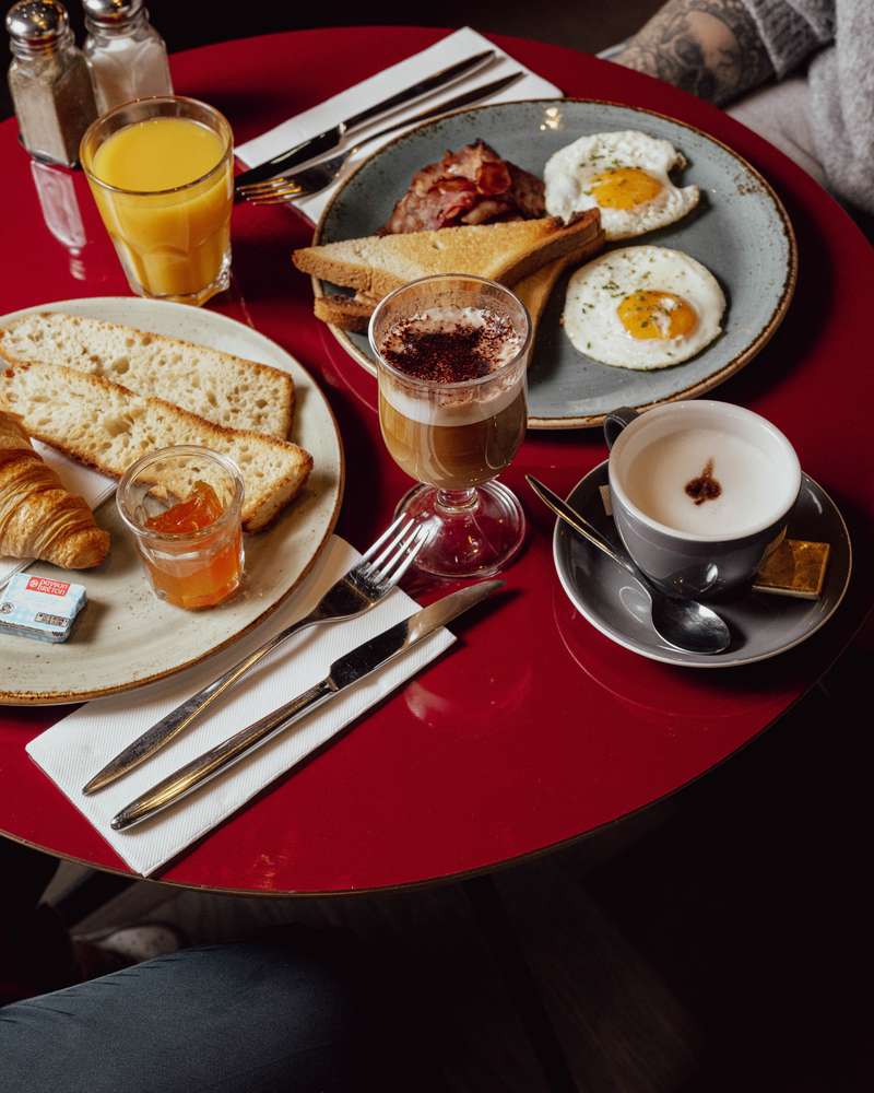 Cappuccino et café crème servis avec le petit-déjeuner