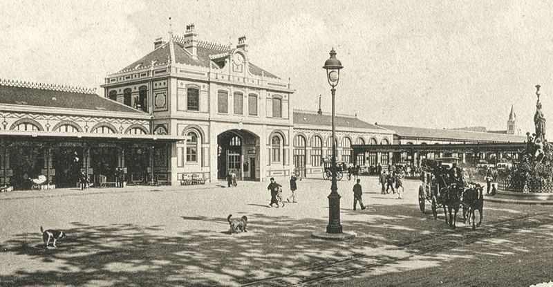 Carte postale ancienne : la gare de Vichy, ses marquises et une calèche sur la place