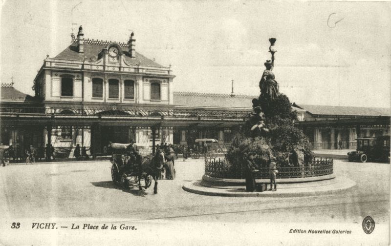 Carte postale ancienne : la place de la Gare de Vichy et sa statue monumentale devant la gare