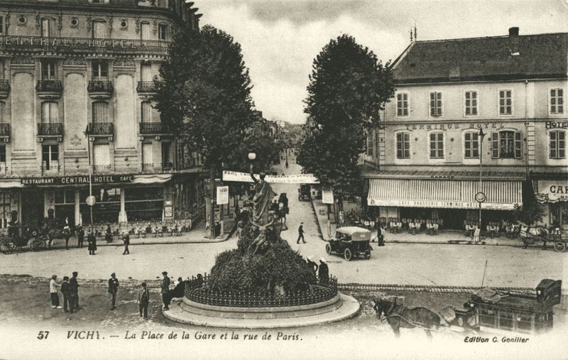 Carte postale ancienne : la place de la Gare et la rue de Paris à Vichy