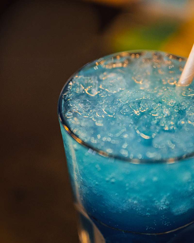 Cocktail bleu sur glace pilée