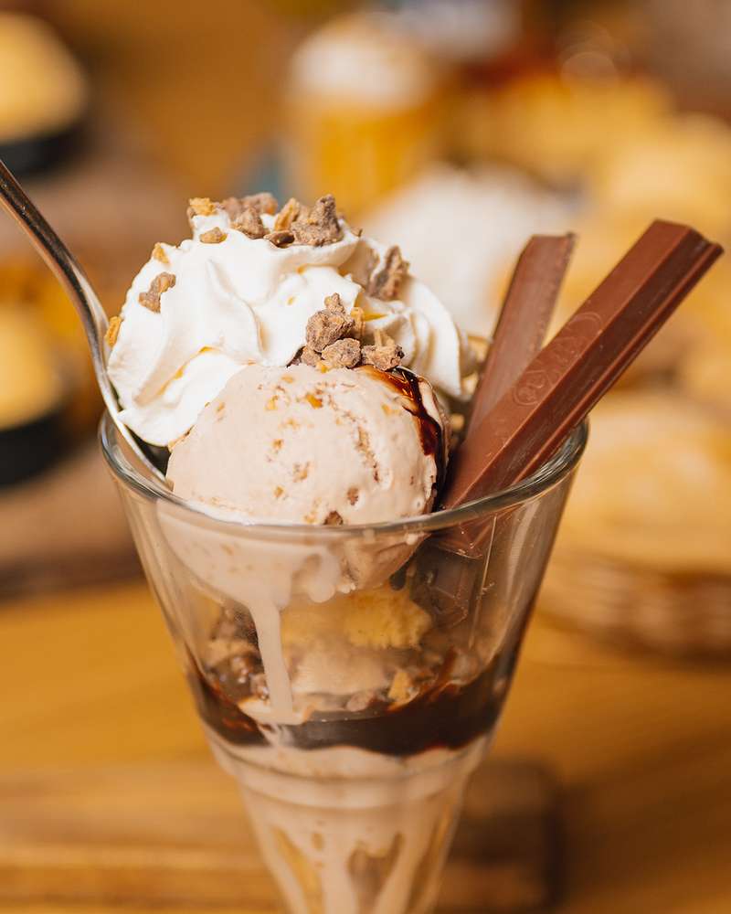 Coupe glacée, chantilly, sauce chocolat et biscuits