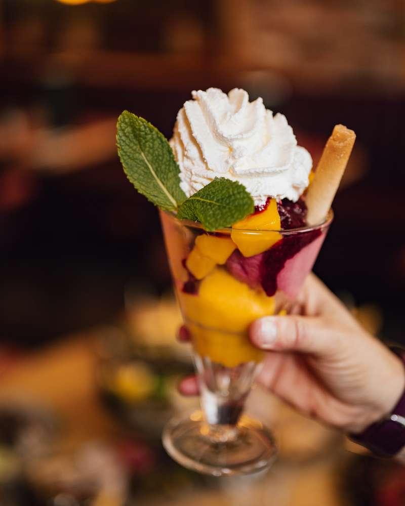 Coupe glacée aux fruits, chantilly et menthe