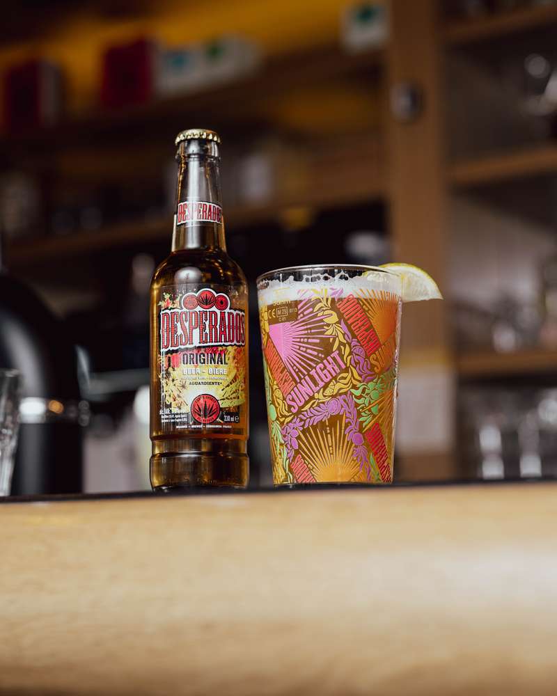Bouteille et verre de Desperados sur le comptoir
