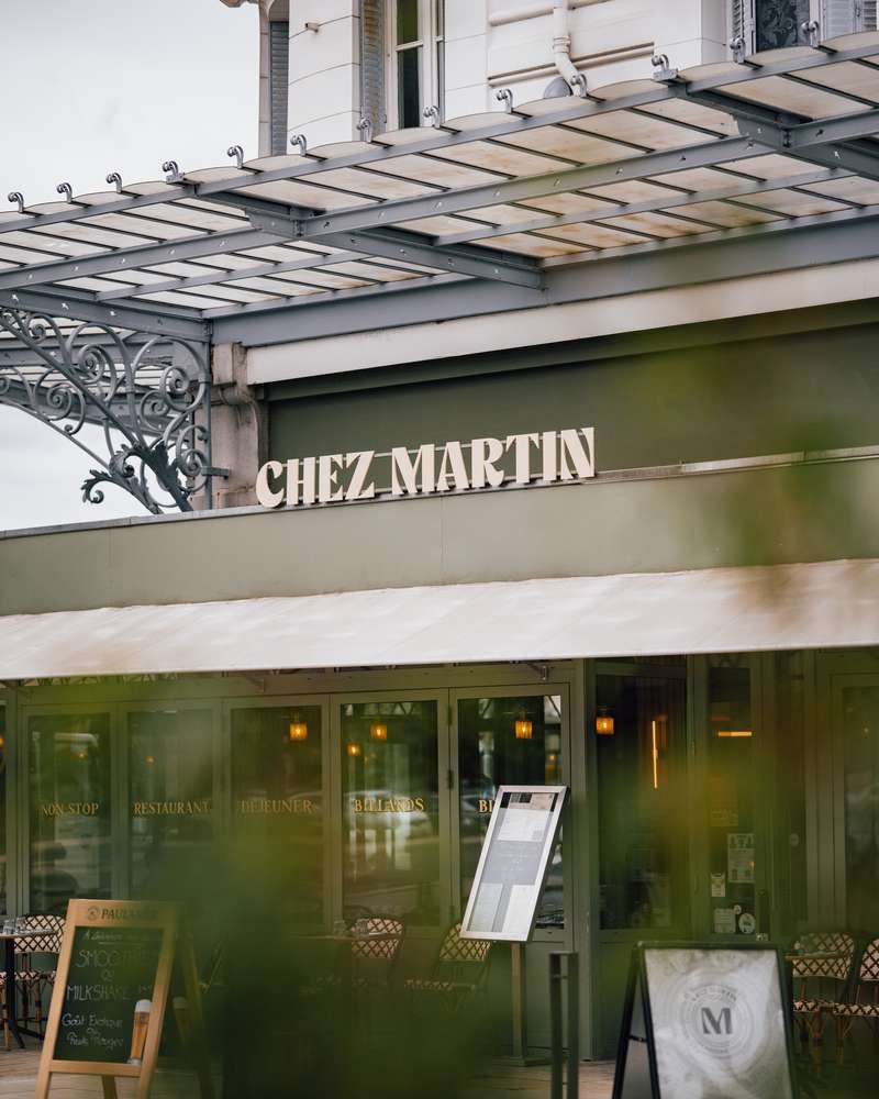 La façade de Chez Martin, son enseigne et sa marquise, face à la gare de Vichy