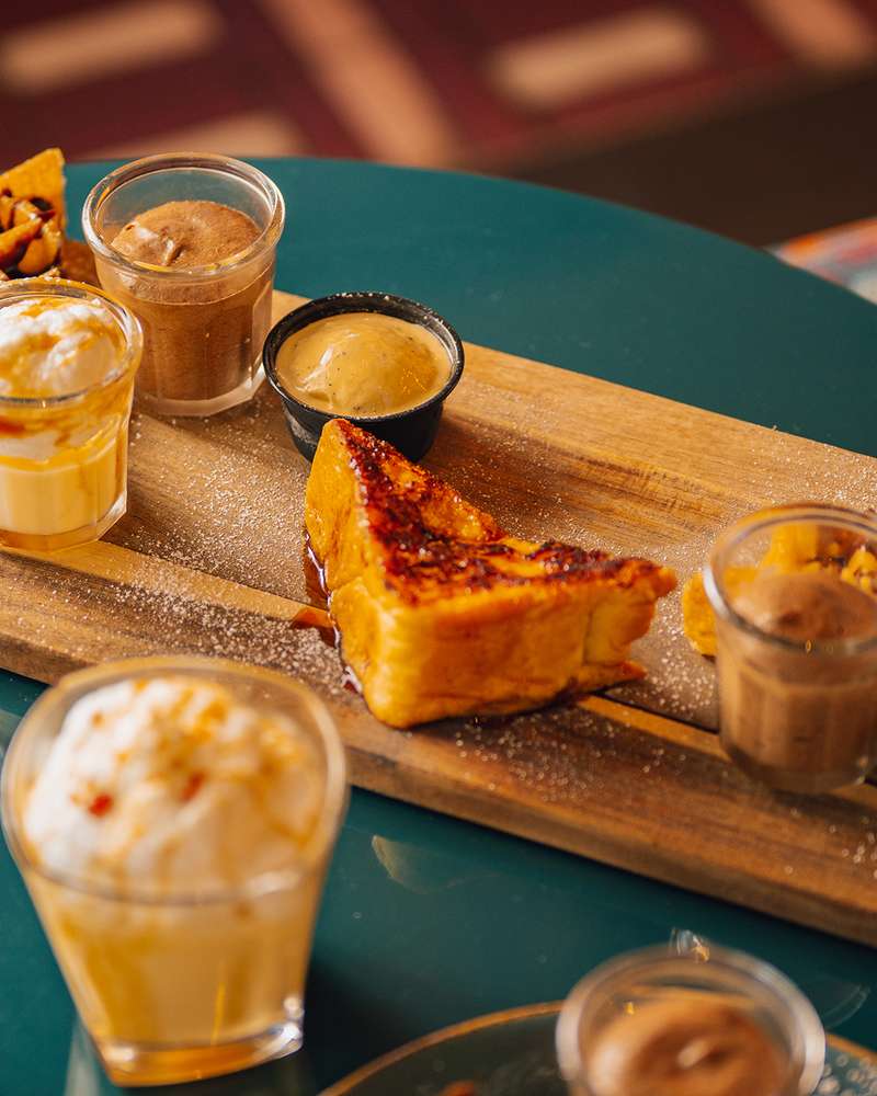 Pain perdu, verrines et glace sur une planche de desserts