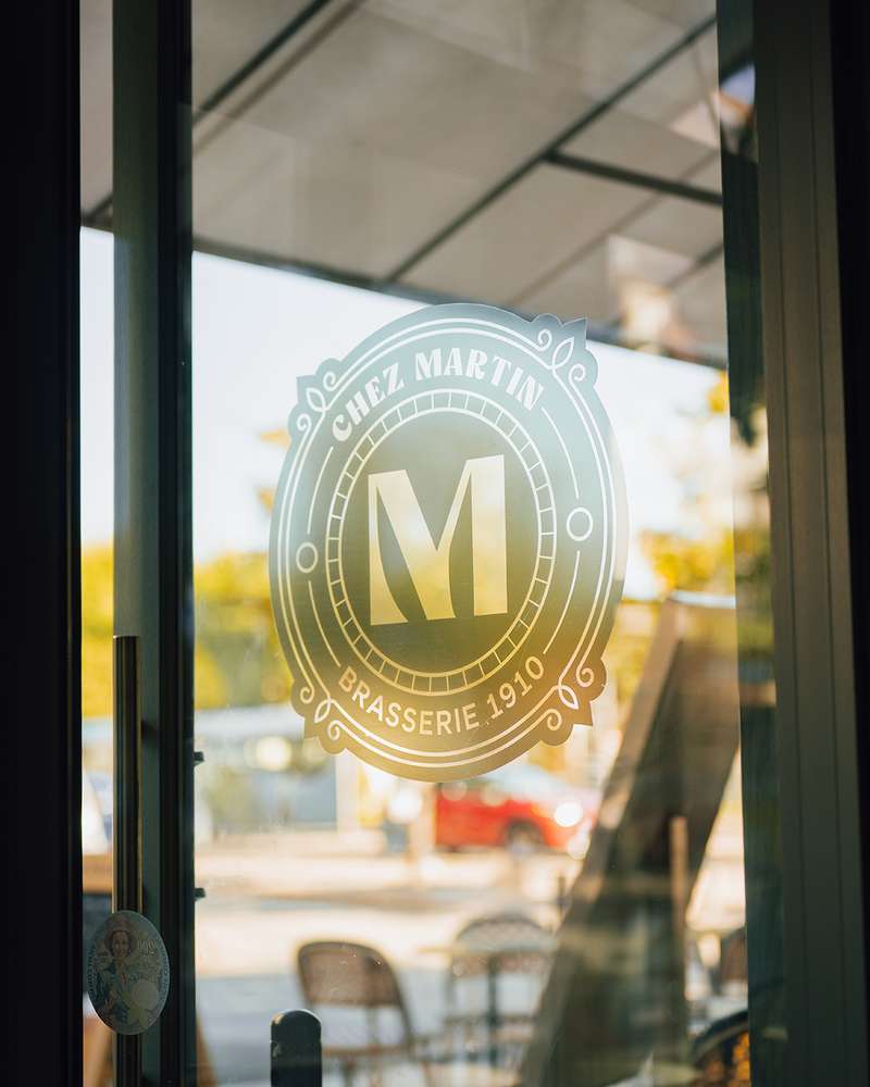 Le logo Chez Martin, Brasserie 1910, sur la porte vitrée