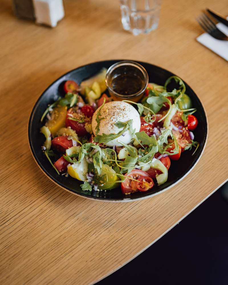Salade de tomates et burrata, roquette et vinaigrette